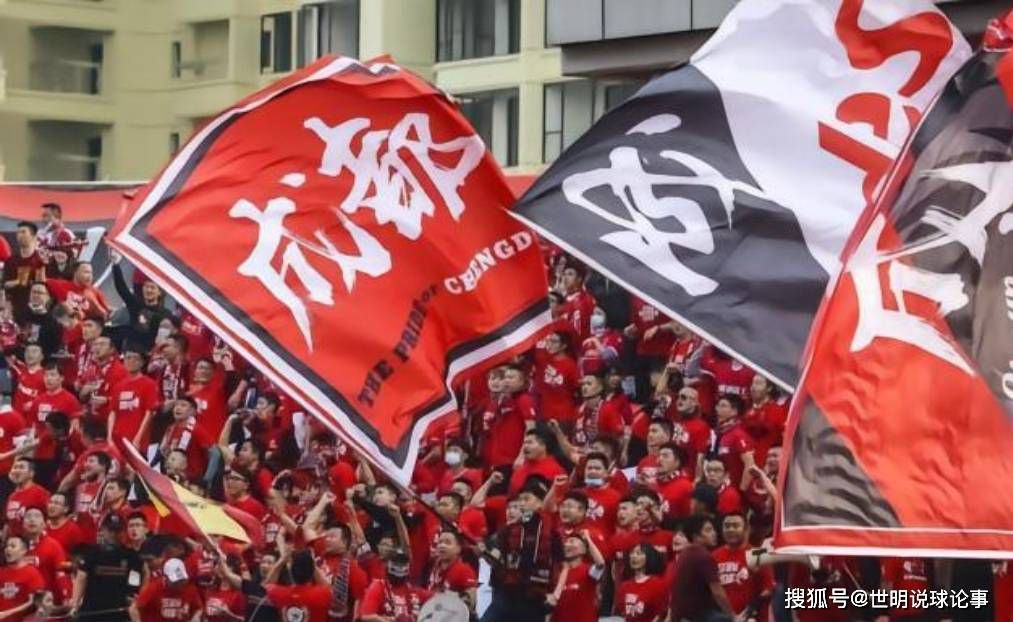 叶辰笑着说道：老哥，你不要工资，你的妻儿老小在美国可怎么办？没事……郎红军非常坚定的说道：做人要知恩图报，如果不是您，我的妻儿老小将来会以为我失踪了，她们会一直为我提心吊胆、四处寻找线索，直到找到我已经被害的消息，到那时，她们或许会从警方那里得知我被害的细节，到时候肯定会无比痛苦、悲痛欲绝……说到这里，郎红军看着叶辰，更咽道：是您救了我的命，让我的妻儿老小不至于因为我的惨死而痛不欲生，这一点来说，您不但救了我，也救了她们，这种情况下，我能活着，对她们来说就已经是最好的局面了，至于生活上的困难，我相信她们应该能克服，无非就是过的辛苦一些。